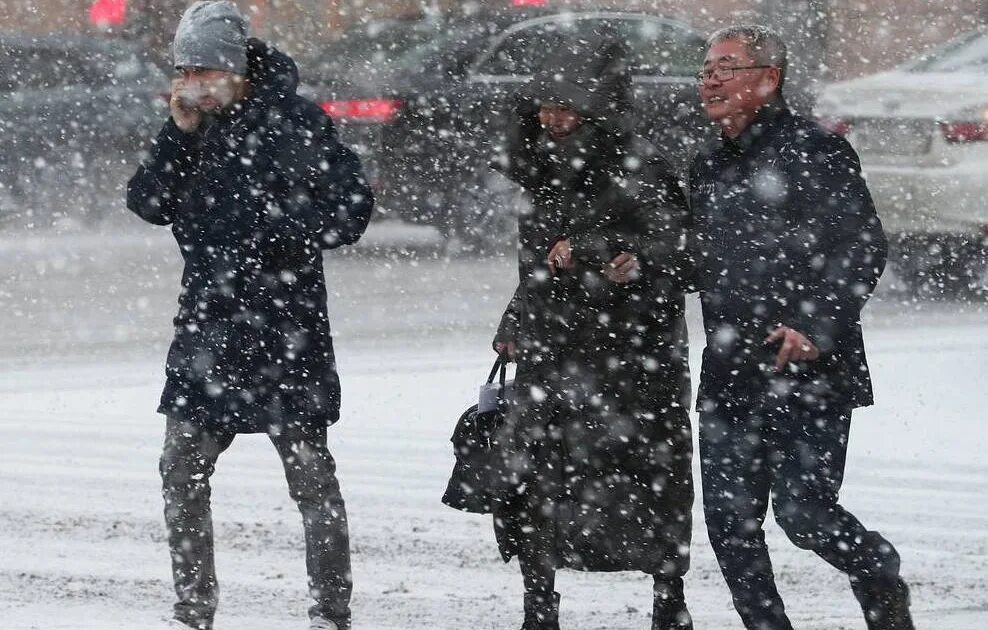 Потепление. В москве последняя неделя. Снег в сентябре. Январские морозы люди. Сильный снегопад в москве 2021.