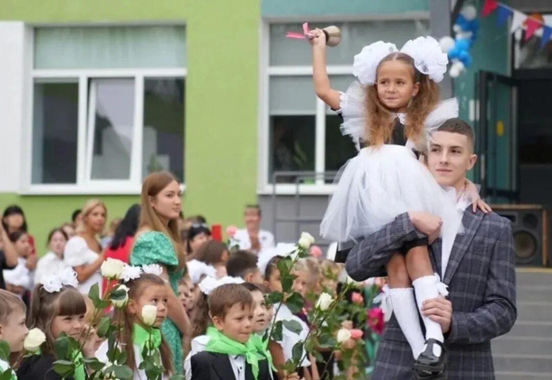 Школьник первоклашка. Дети на линейке в школе. Школьник первоклашка. Фотосессия первоклассника в школе. Счастливый первоклассник.