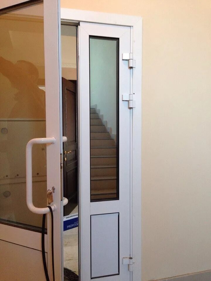 тонированные пластиковые двери. тонировка дверей. дверь пластиковая со стеклом входная. тонированные пластиковые двери. дверь с тонированным стеклом.