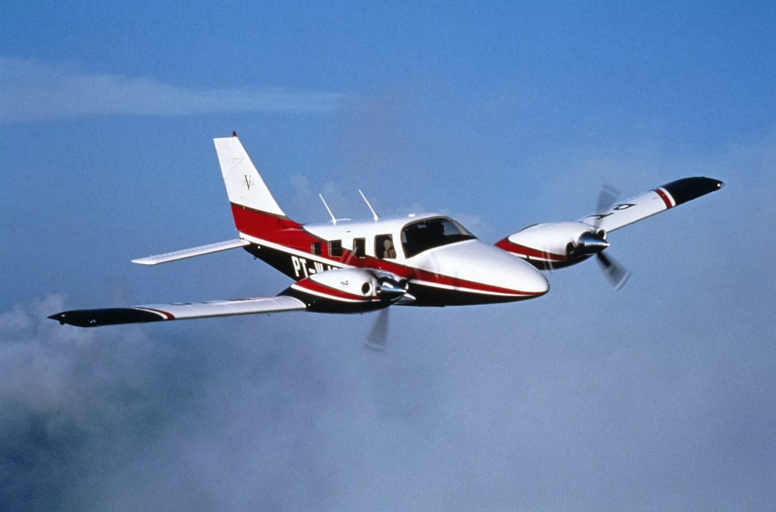 Легкая авиация. Piper Seneca v pa34. Piper pa-34 Seneca. Пайпер самолет двухмоторный. Легкомоторный самолет Piper.