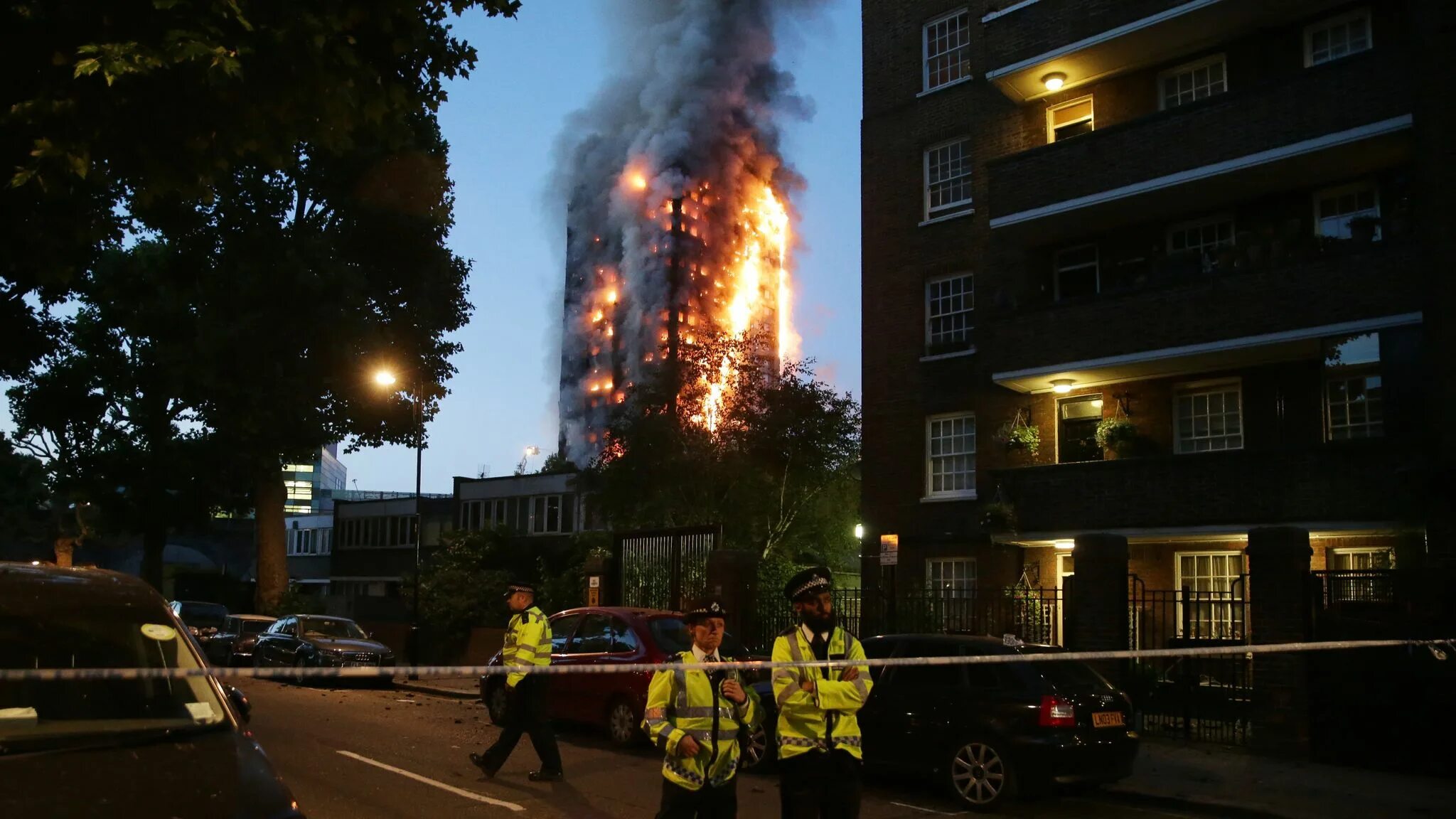 Горит небоскреб. Пожар в Grenfell Tower, Лондон, 2017 год. Пожар в здании Grenfell Tower в Лондоне. Гренфелл Тауэр пожар. Гренфелл Тауэр Лондон.