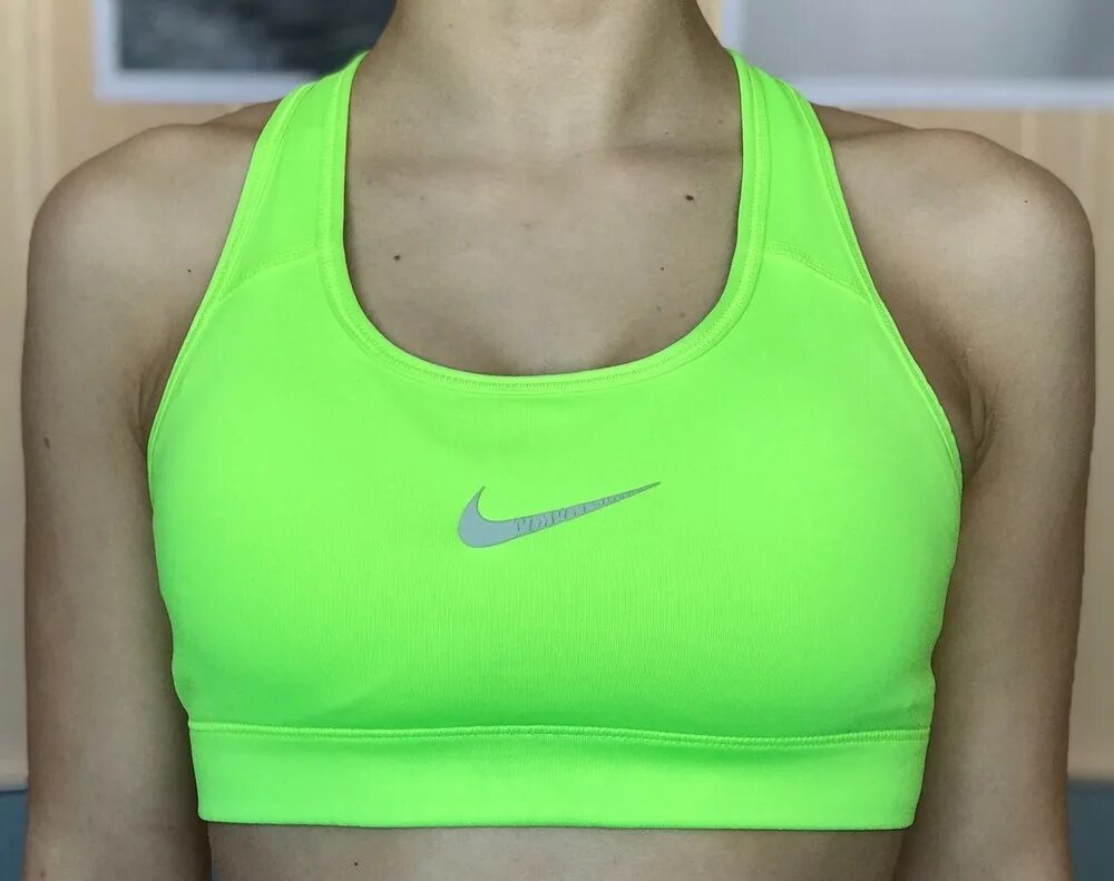 Топик найк. Топ спортивный. Спортивный топик. Топ для фитнеса Nike. Яркий спортивный топ.