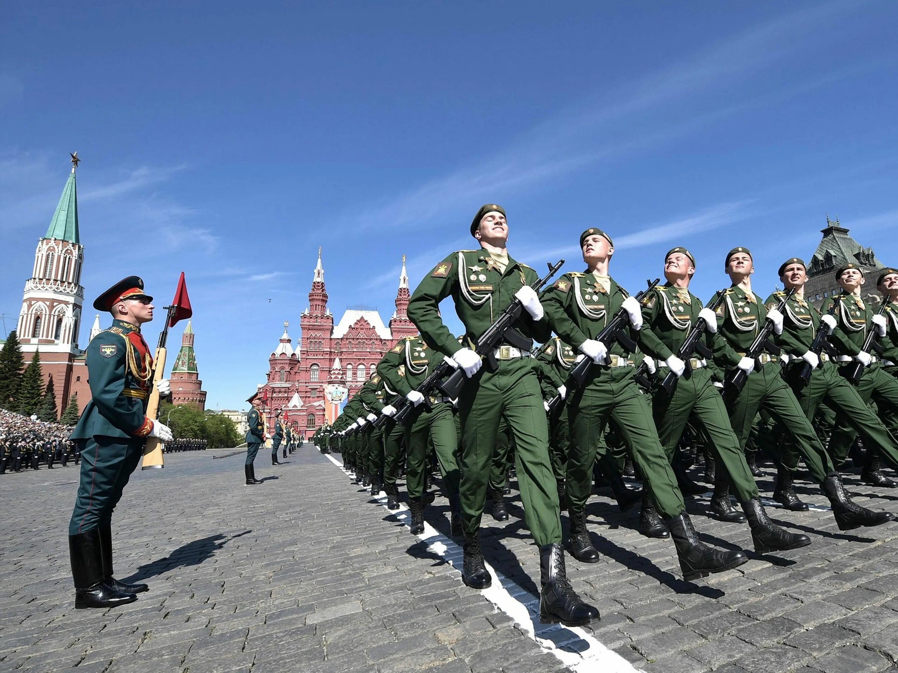 Что будет 23 февраля в москве. Армия России парад на красной площади. Солдаты на красной площади. Солдаты на параде. Солдаты маршируют на красной площади.