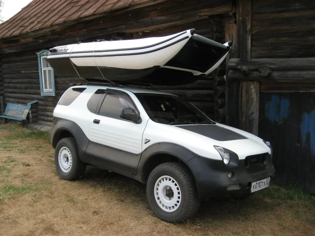 Лодка пвх на крыше автомобиля. Isuzu VEHICROSS багажник на крышу. Багажник на крышу Исузу Вехикросс. Лодка ПВХ на крыше Нивы Шевроле. Багажник на крышу автомобиля Нива для лодки ПВХ.