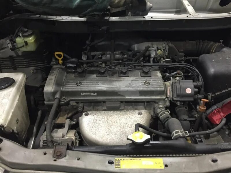Toyota corolla spacio 2002. Подкапотное пространство toyota corolla spacio 2002. Двигатели toyota corolla 1. Spacio ae111. Тойота королла спасио 1998 двигатель.