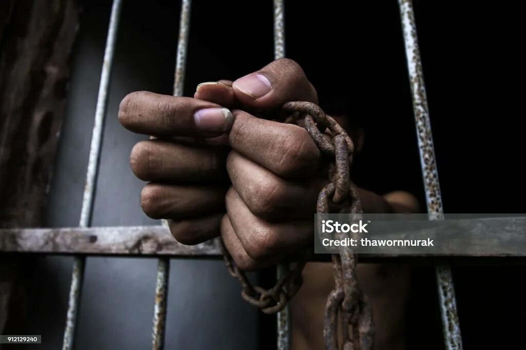 Тюремное заключение. За решеткой. Prison hold. Prison hold. Держится за решетку.