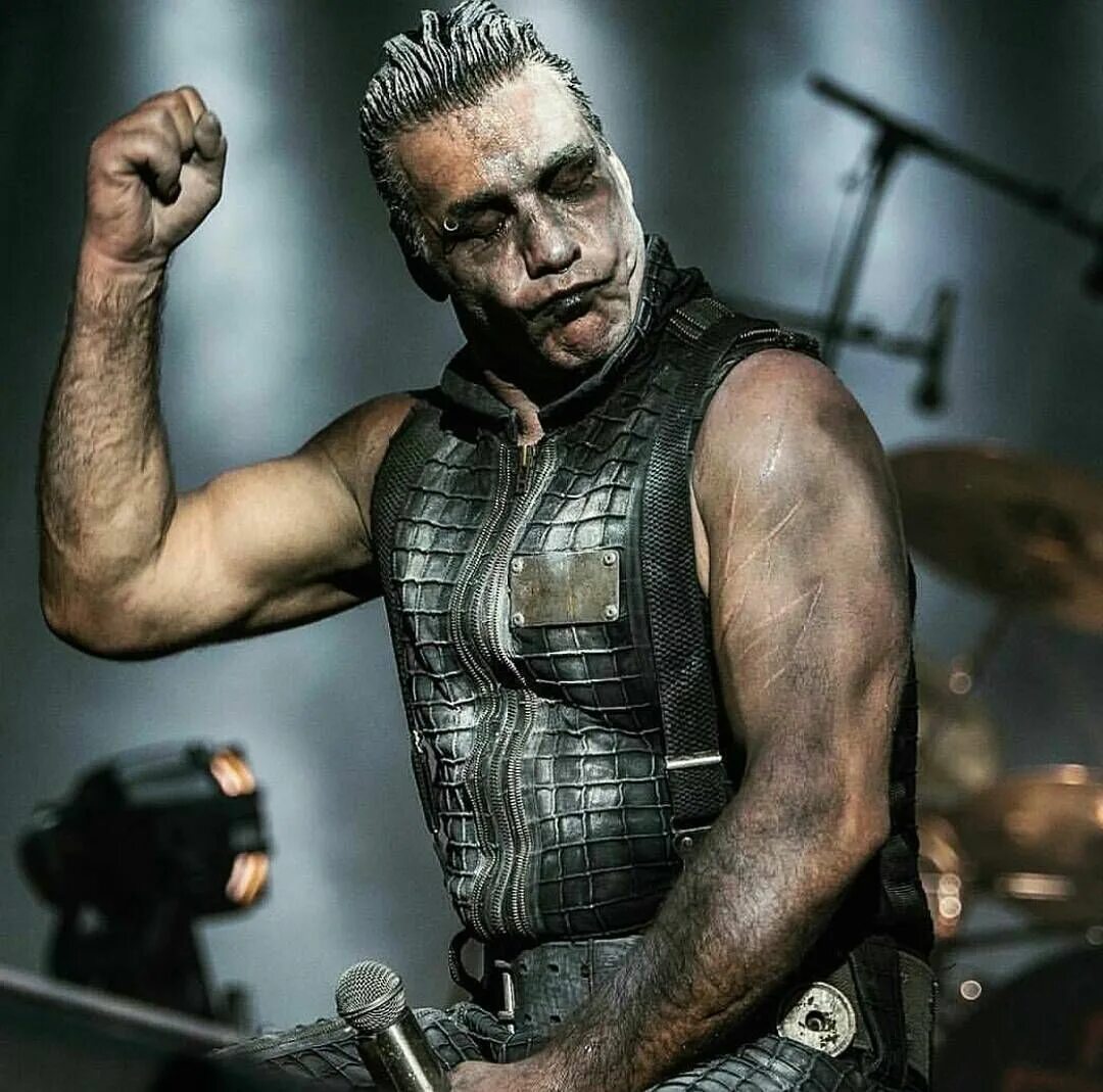 Lindemann sport перевод. Рамштайн Тилль Линдеманн. Till Lindemann 2013. Rammstein Линдеманн. Тилль Линдеманн 2016.