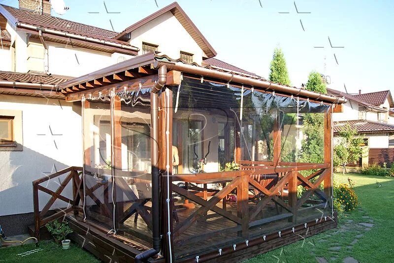 Уличные жалюзи для беседок. Шторы из поликарбоната для веранды. Пвх навес для террасы. Веранда от ветра. Прозрачные уличные шторы.