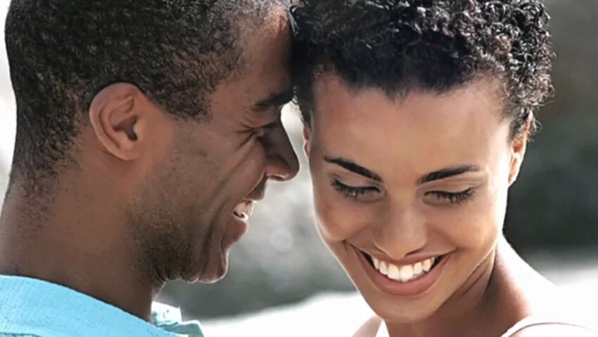 Афроамериканцы любовь. Любовь с темнокожим. Мужчина и женщина темнокожие. Темнокожий парень и девушка.