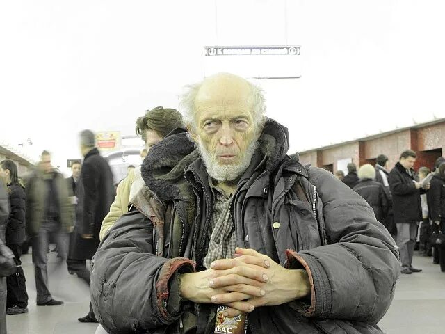 Дедушка добри добрев. Городские чудаки. Дедушка добри болгария. Известный нищий. Бедный старик.