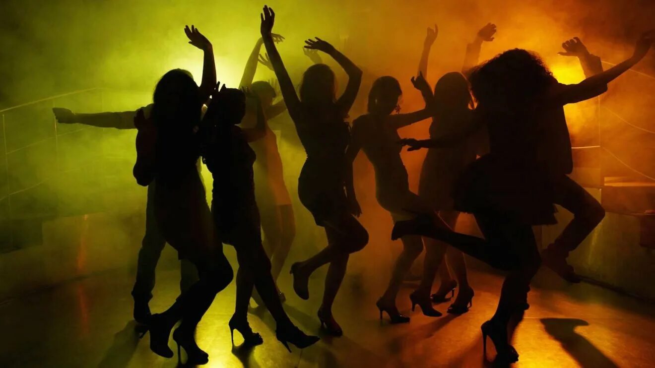 Песню где танцуют люди. Клубные танцы. Люди танцуют. Танцы в клубе. Танцы в ночном клубе.