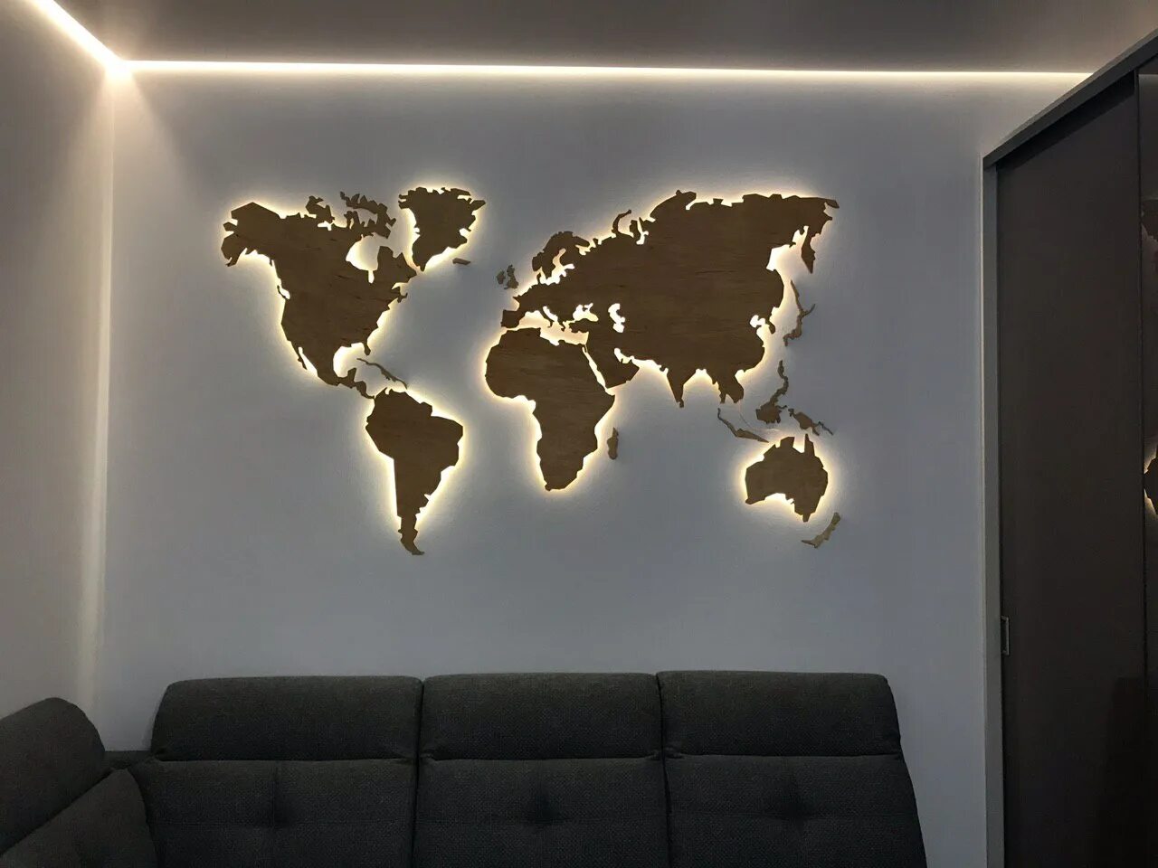 Настенная карта с подсветкой. Мир на стене с подсветкой. Континенты с подсветкой на стену. Карта с подсветкой на стену.