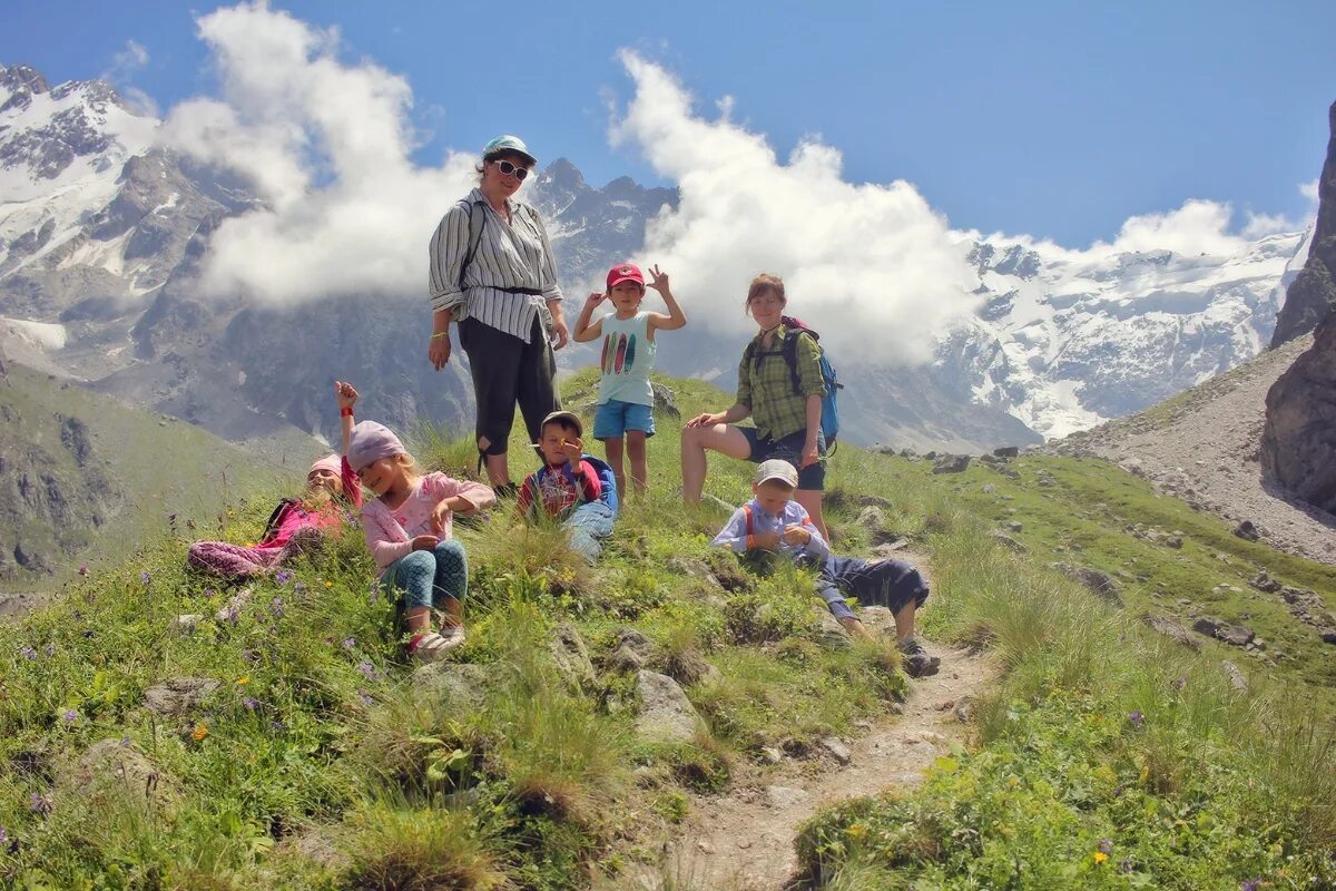 Mountain child. Горы для детей. Детский поход в горы. Поход в горы с детьми. Дети в горах туризм.