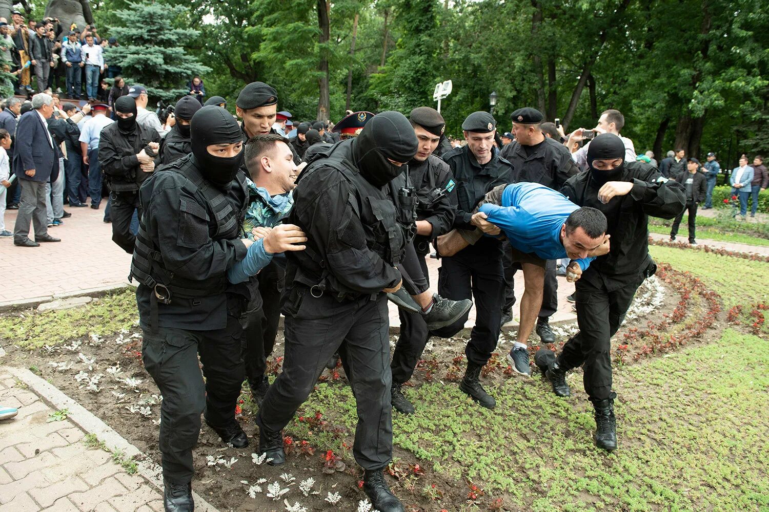 Протесты в Казахстане. Волнения в Казахстане. Алматы беспорядки. Разгон митинга в Казахстане. События в казахстане сегодня