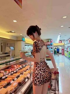 2023-06-12. A'Zhu, a young and beautiful woman, exposed her slender le...