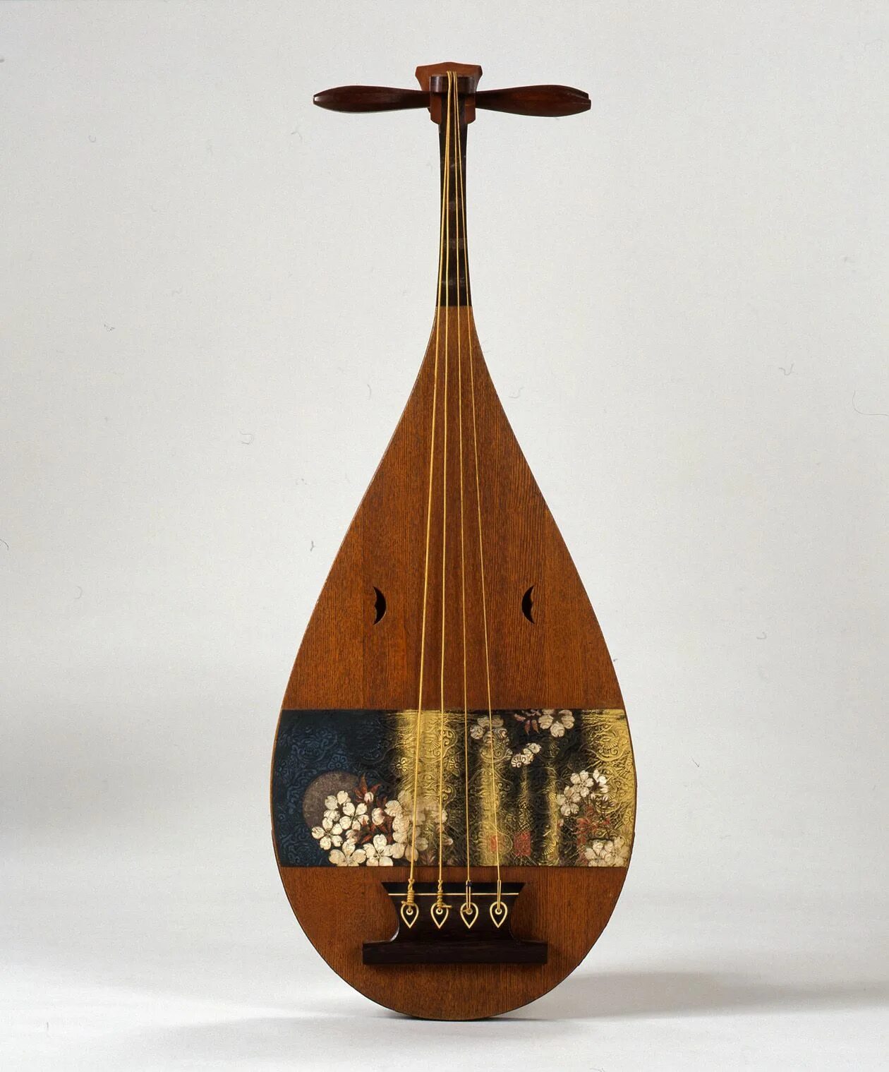 Японская трехструнная лютня с длинной шейкой. Бива музыкальный инструмент Япония. Лютня бива Япония. Национальный инструмент Японии музыкальный бива. Японский народный инструмент бива.