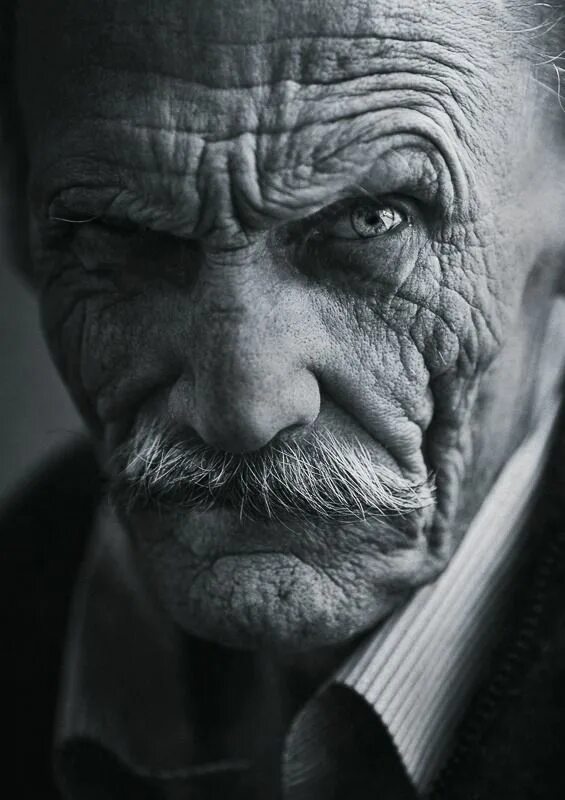 Старик строго. Фотопортреты пожилых мужчин. лицо старика. выразительный портрет. портрет старика.