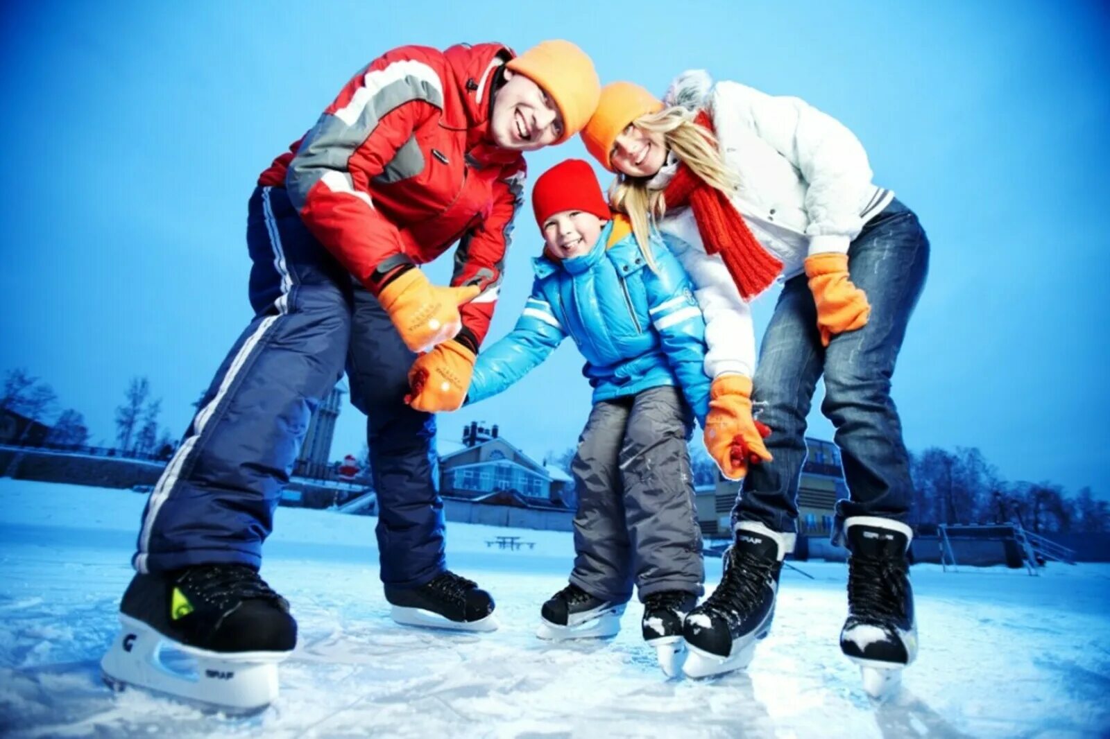 Развлечение для детей и родителей. Зимние развлечения. Катание на коньках. Зимние развлечения для детей. Развлечения зимой.