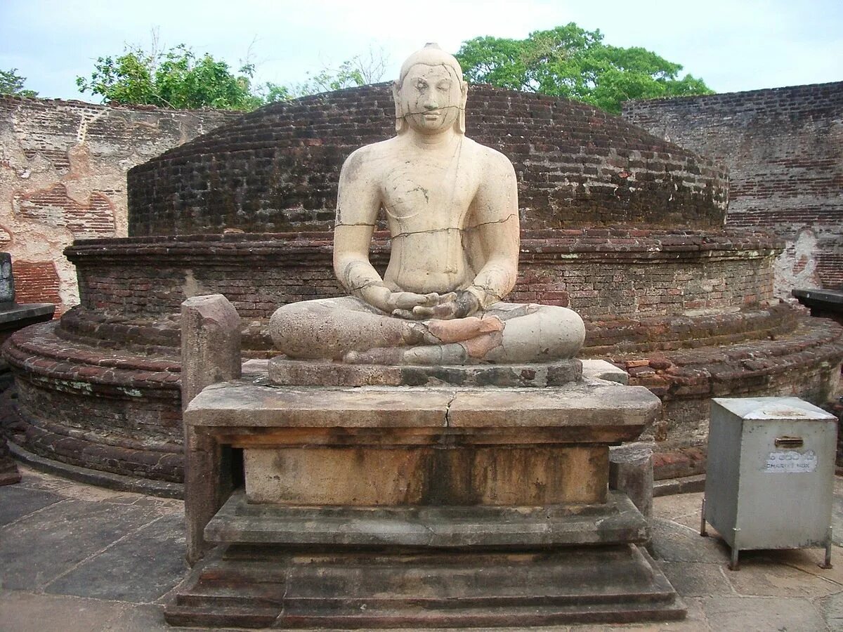 Шри 12. Ватадаге Полонарува. Статуя Будды в Полоннарува. Фото Полоннарува храма. Sandakada Pahana.