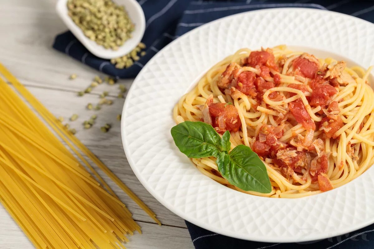 Спагетти с тунцом консервированным. Макароны с тунцом консервированным. Макароны с тунцом. Вермишель с консервированным тунцом. Спагетти с тунцом и помидорами.