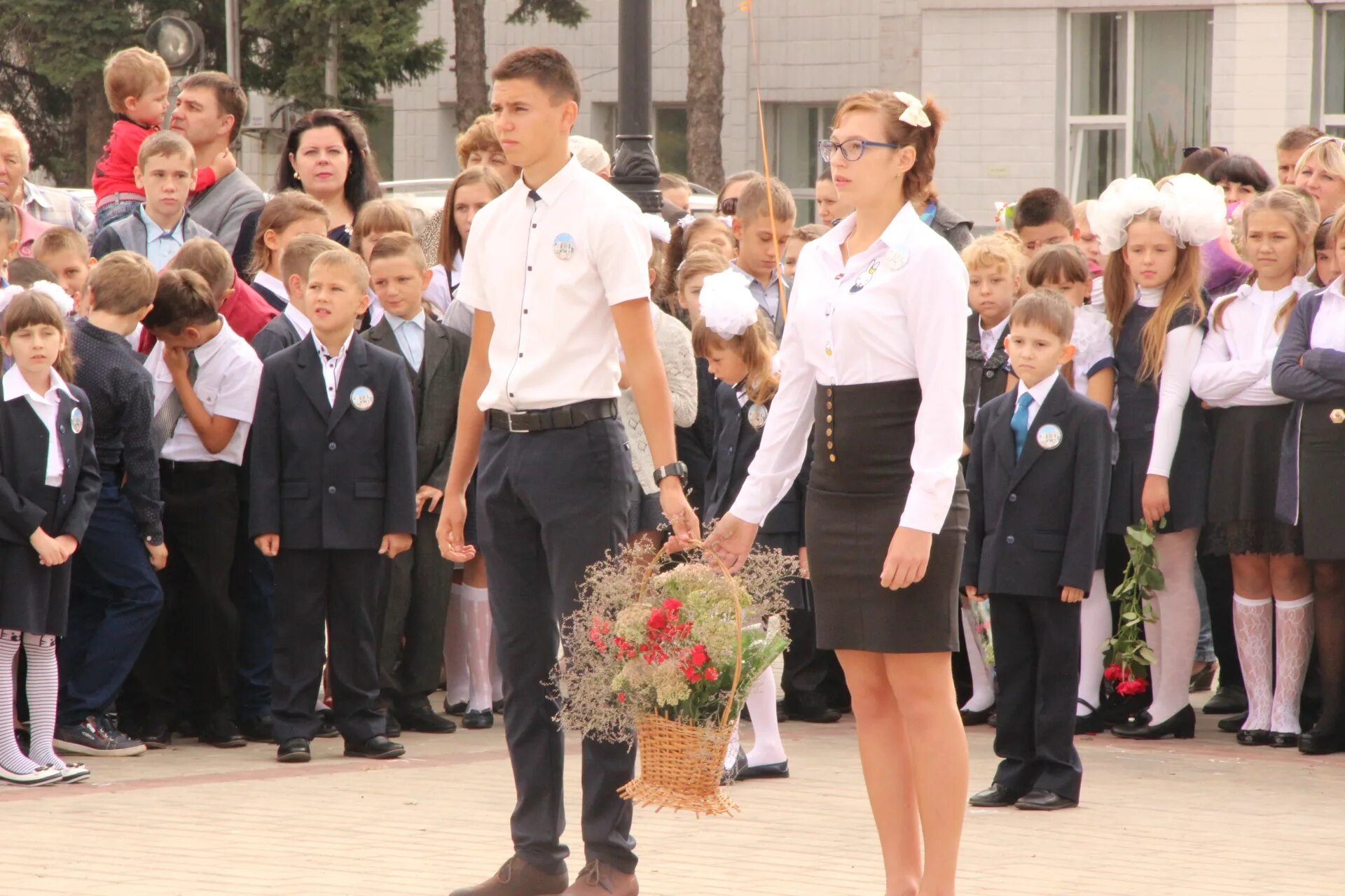 1 сентября выпуск. 1 сентября выпуск. Гимназия 1577 москва. 1 сентября выпуск. Традиции 1 сентября в россии.