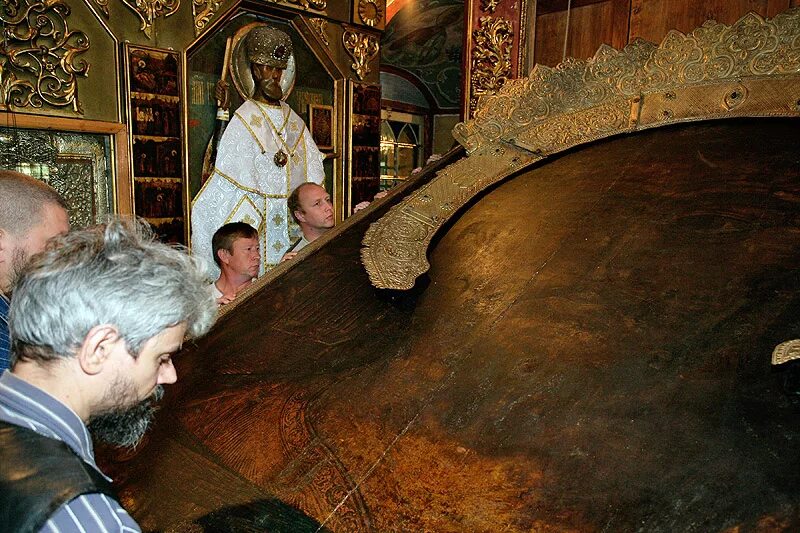 тутаев спас всемилостивый храм. тутаев воскресенский собор икона всемилостивого спаса. икона под которой проползают. воскресенский собор тутаев икона спас. тутаевская икона спаса всемилостивого.