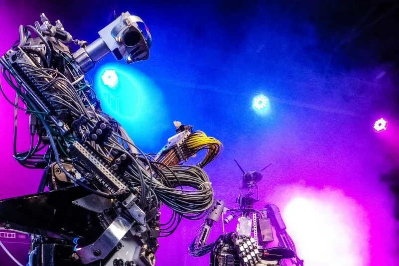 лого для обложки музыки. Back to the future игра. Vr будущего. игровой фон. музыкант на крыше.