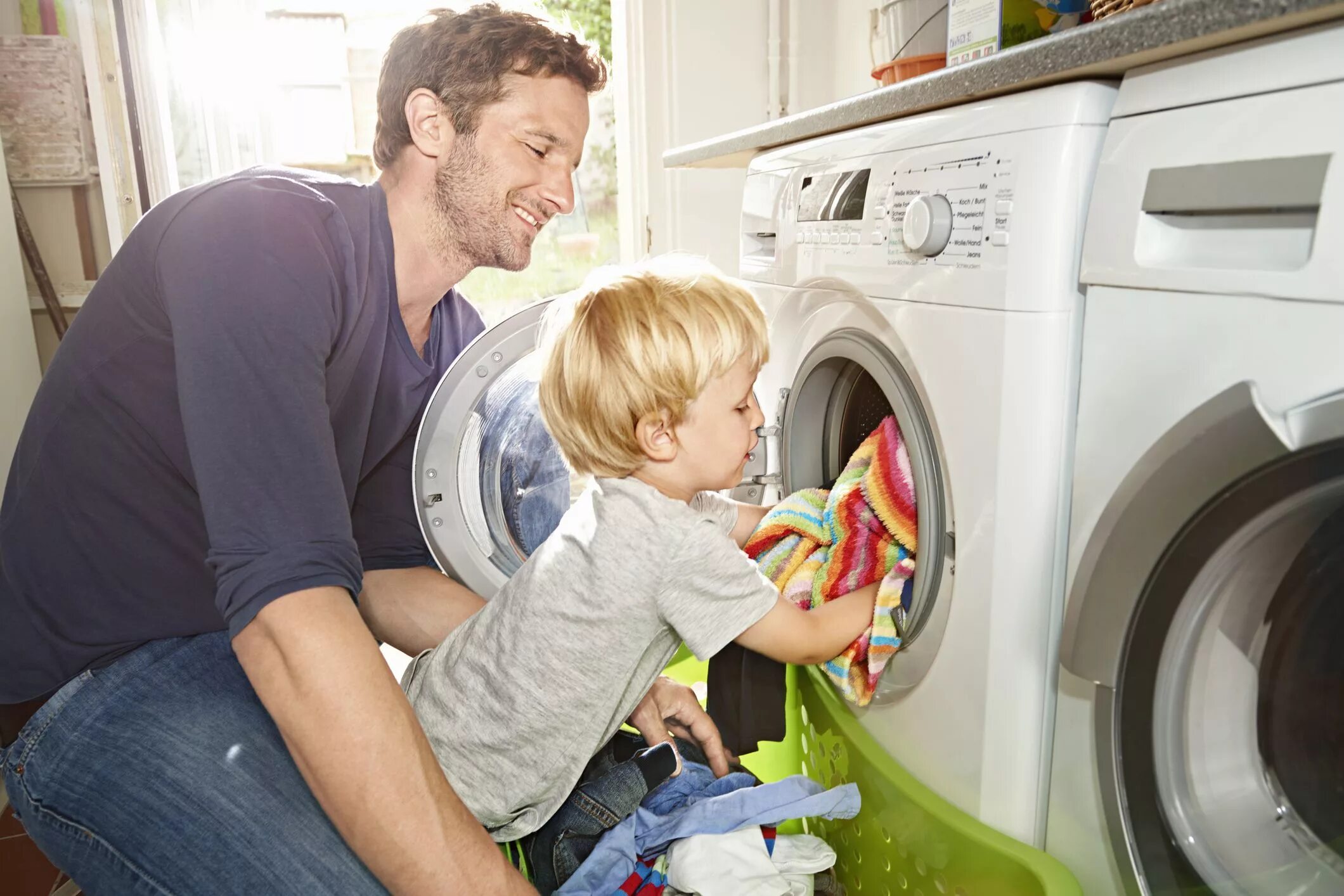 Мама стиральная машина. Стиральная машина для детей. Помогать маме по дому. Ребенок помогает по дому. Дети помогают родителям.