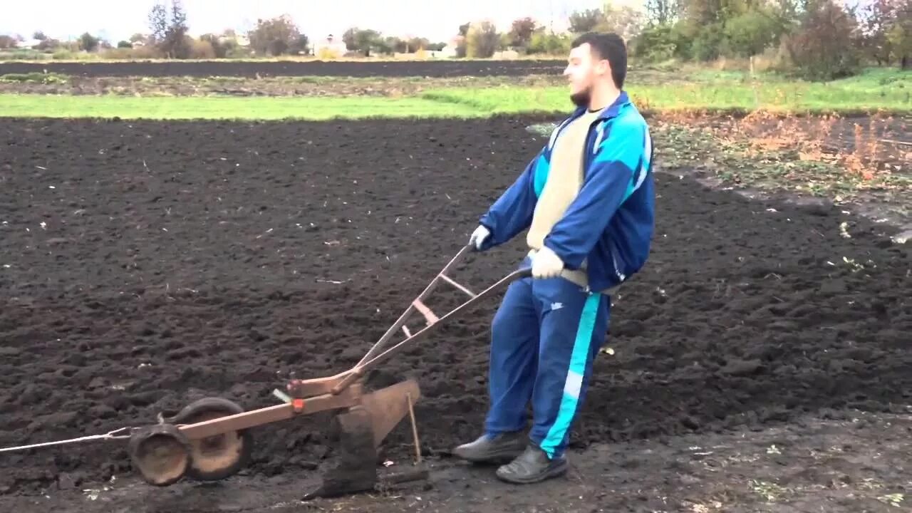 Вспашка огорода плугом. Ручной плуг для вспашки. Ручной плуг для огорода. Механический плуг для огорода. Тянет плуг в борозду