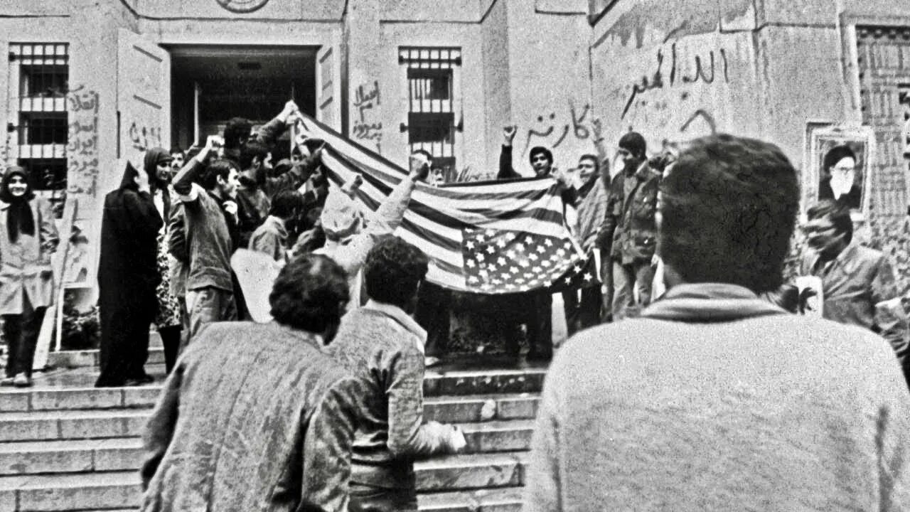Захват посольства. Захват посольства США В Тегеране в 1979 году. Посольство США Тегеран 1979. Посольство США В Иране 1979. Захват американского посольства в Иране в 1979.