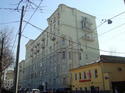 Дом со сквером