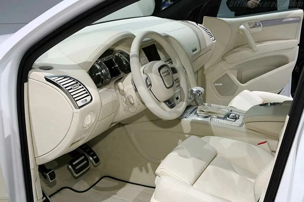 Салон белая линия. Audi q7 белый салон. ауди q5 белая салон. ауди q7 светлый салон. audi q7 бежевый салон.
