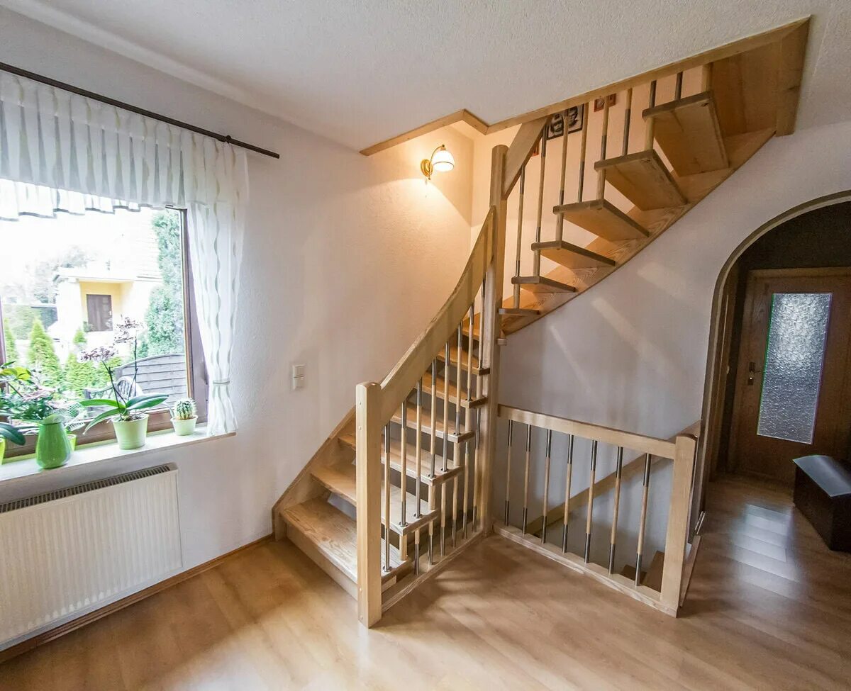 Второй этаж цена и. Лестница деревянная. Лестница на второй этаж. Лестница на мансарду. Лестница в частном доме.