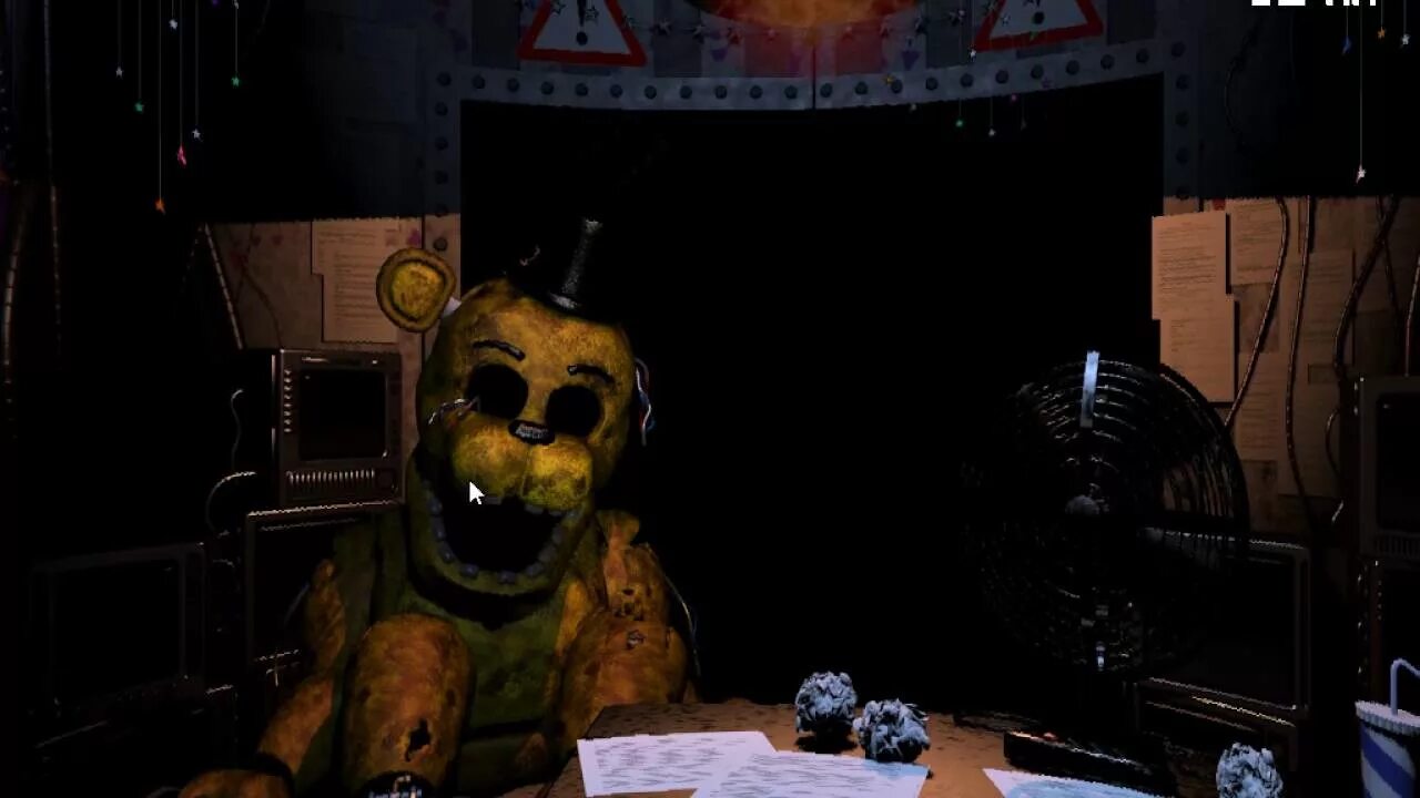 Золотой Фредди Five Nights at Freddys 2. ФНАФ 1 золотой Фредди на камере. Голден Фредди ФНАФ 1 на камере. Голден Фредди скрин. Аниматроник камера