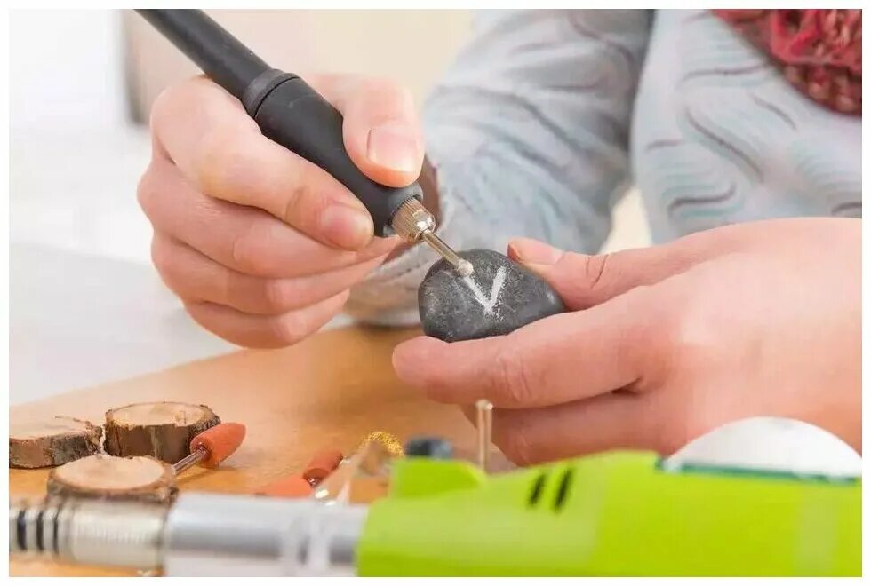 гравер hilda 400w. мини шлифовальный инструмент dremel. гравировка по камню. инструмент для обработки камня. обработка камня гравером.