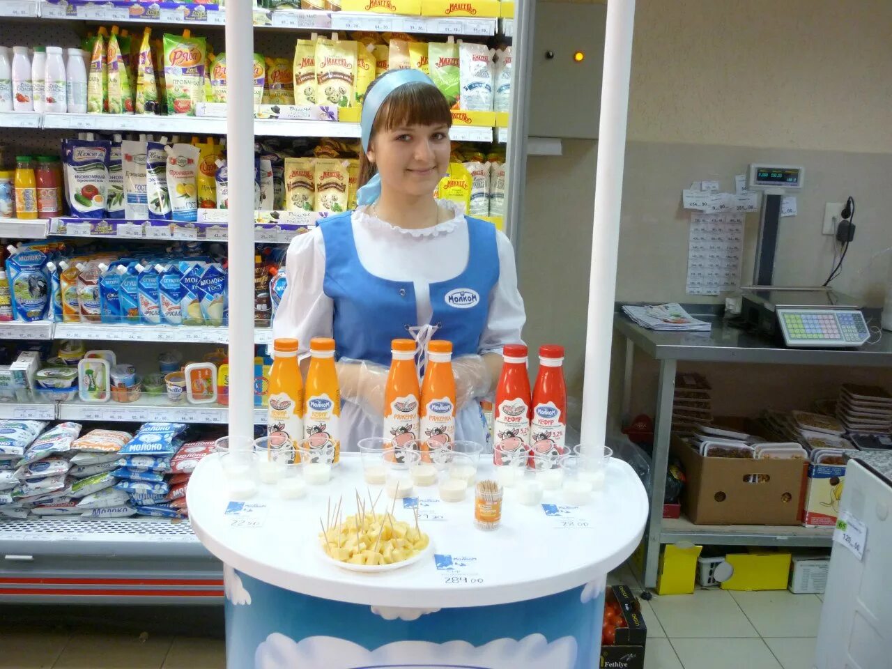 мама с ребенком в аптеке. фармацевт. продавец непродовольственных товаров. профессия продавец. дегустация продукции в магазине.