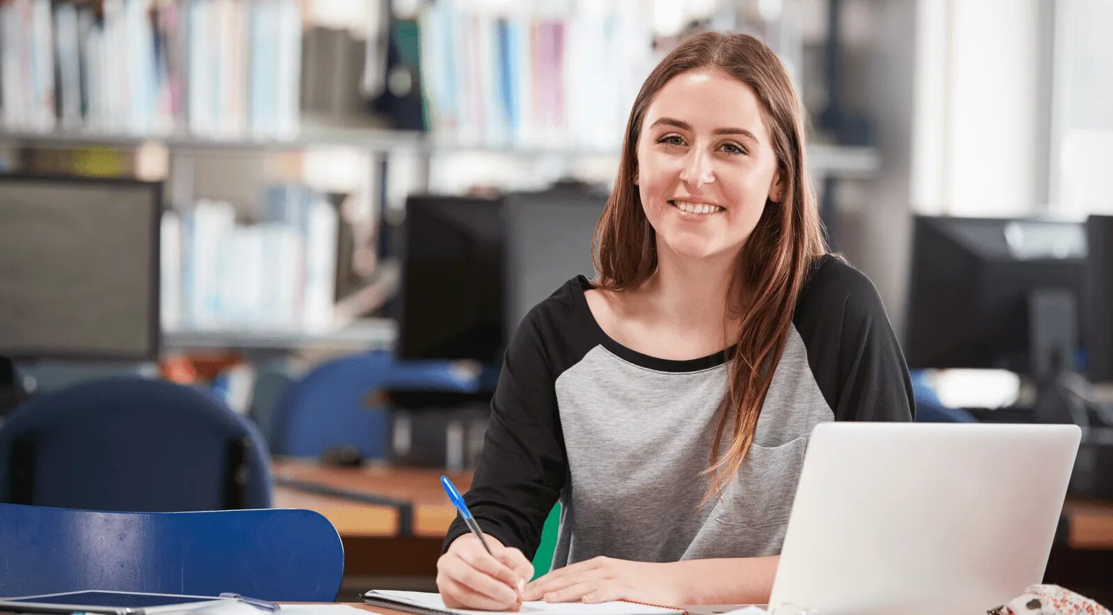 Красивые девушки студентки. Студент на собеседовании. Студентка устраивается на работу. Студентка устраивается на работу. Рекрутер собеседование.