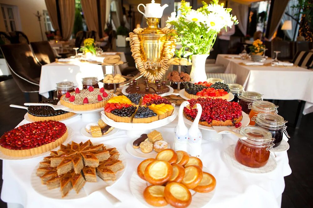 Организовать чаепитие. Накрыть праздничный стол. Украшения шведского стола. Свадебный стол с едой. Накрытый стол с едой.