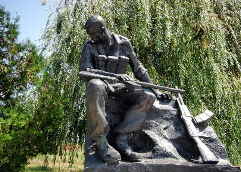 Памятники в афганистане. Памятник воинам интернационалистам афганистан. Памятник воинам афганцам в киеве. Мемориал воинам-афганцам. Памятники в афганистане.