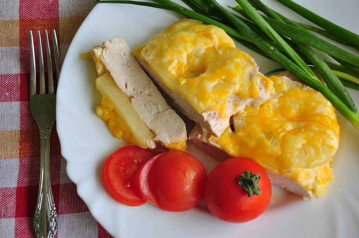 Курица с маринованными ананасами. Куриная грудка с ананасами. Курица с ананасами в духовке под сыром. Филе куриное с ананасом под сыром. Грудка с ананасами под сыром.