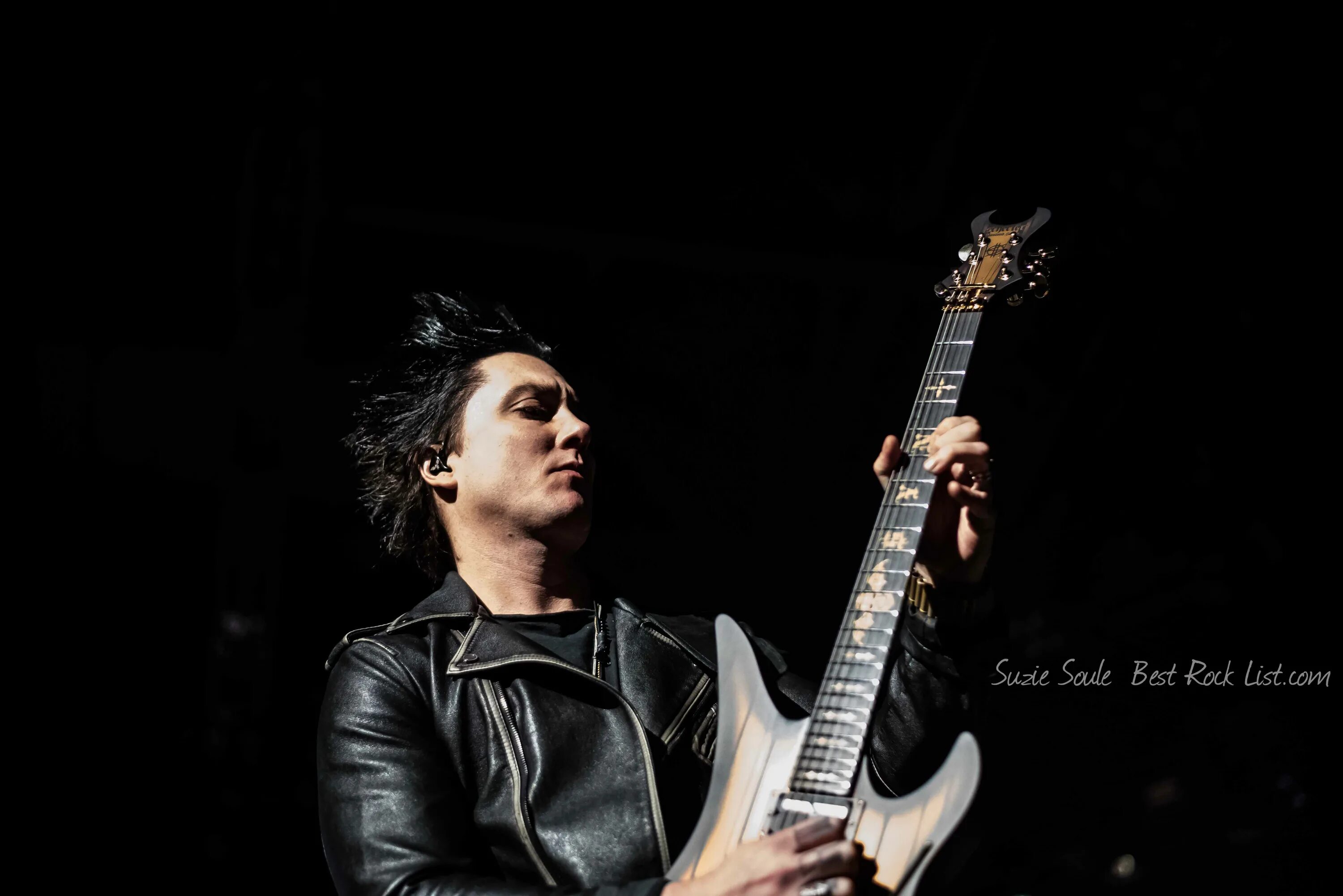 Rock lists. Синистер Гейтс 2022. Synyster Gates Nightmare. Synyster Gates 2023 Nobody Live.