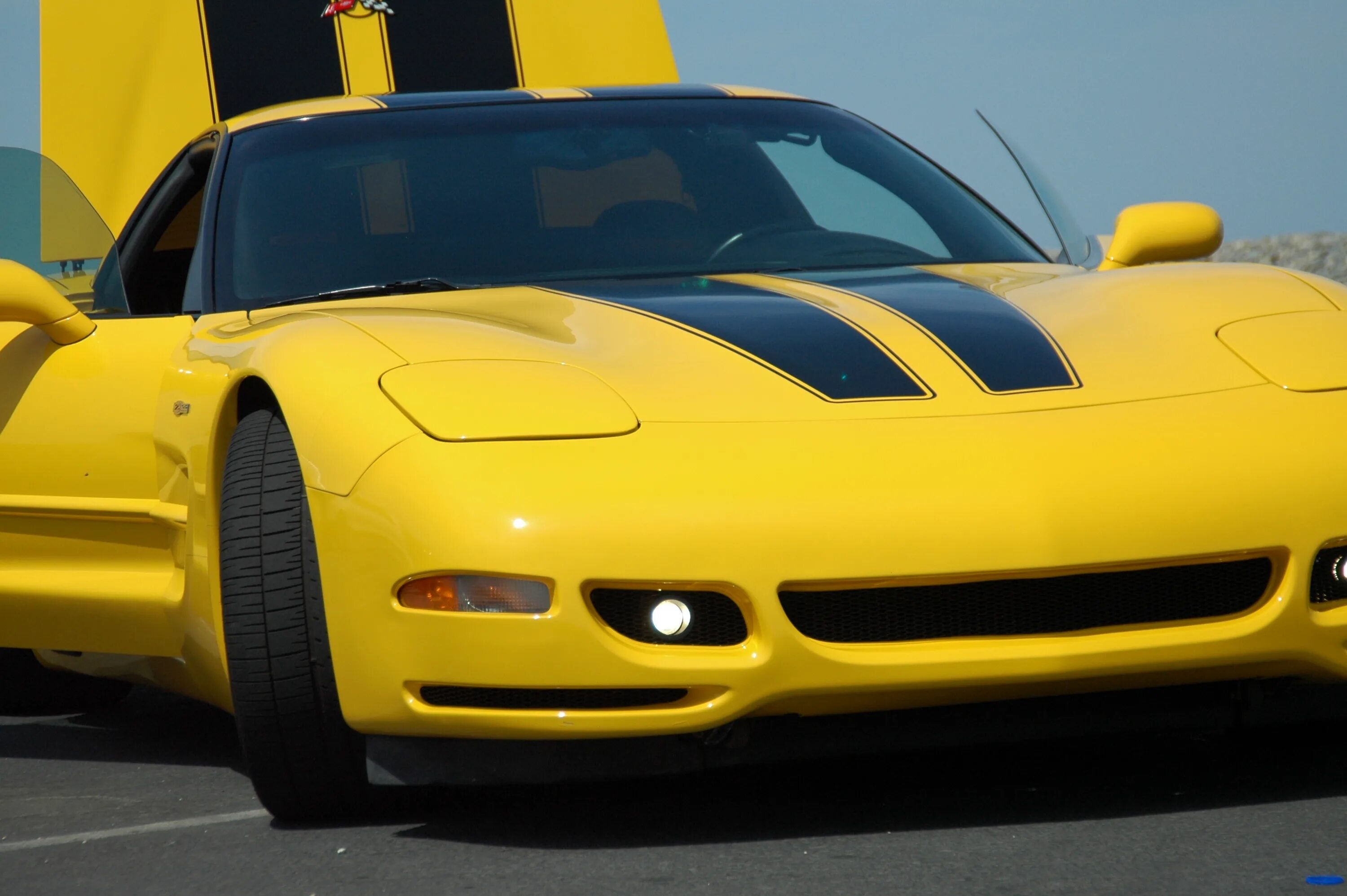 Включи желтую машину. Chevrolet Corvette c4 Yellow Limited. Шевроле Корвет 2000 жёлтый. Детейлинг Chevrolet Corvette. Chevrolet 2004 гоночный желтый.