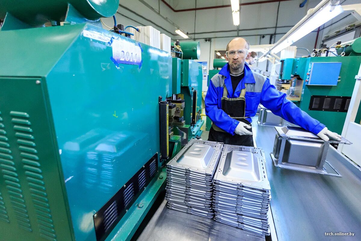 Сборка телевизоров. Завод мэтз. Трансформаторный завод имени козлова. Завод электроники и бытовой техники горизонт минск. Холодильник атлант завод.