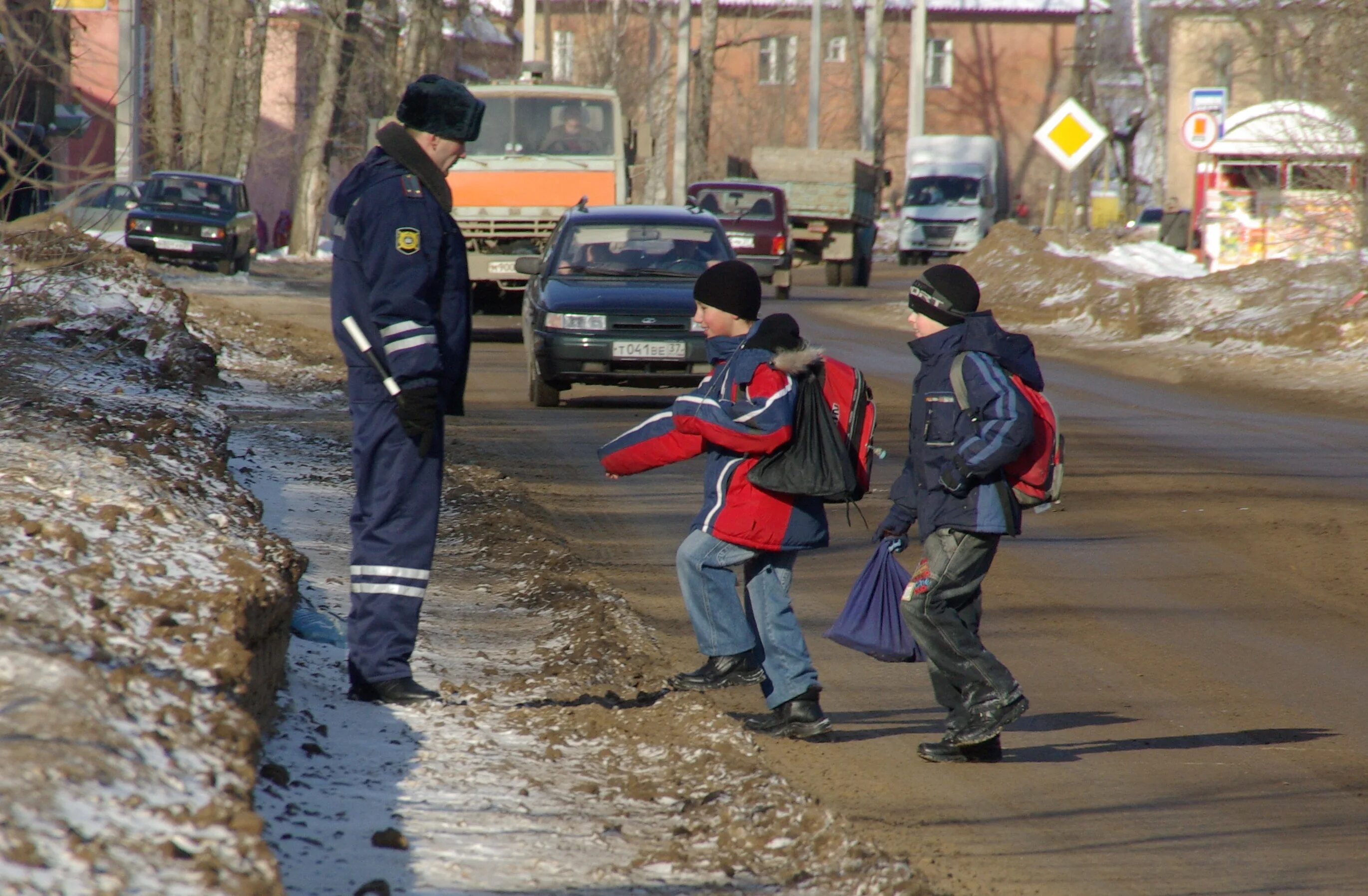 Пешеход в неположенном месте. Дети со взрослыми переходят дорогу. Ребенок перешел дорогу в неположенном месте. Ситуация на дороге. Перебегает дорогу в неположенном месте.
