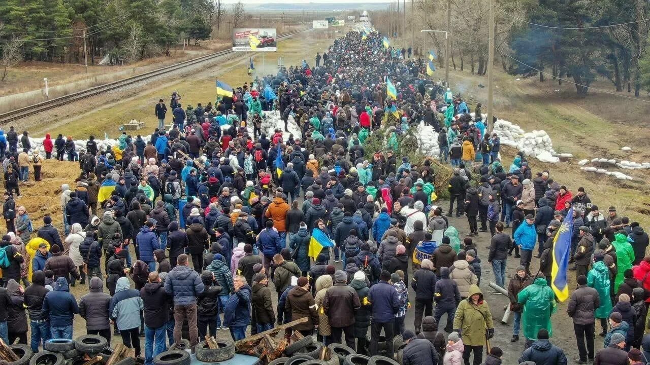 Толпа украинцев. Толпа 500 человек. Толпа 10 тысяч человек. 3 Тысячи человек.