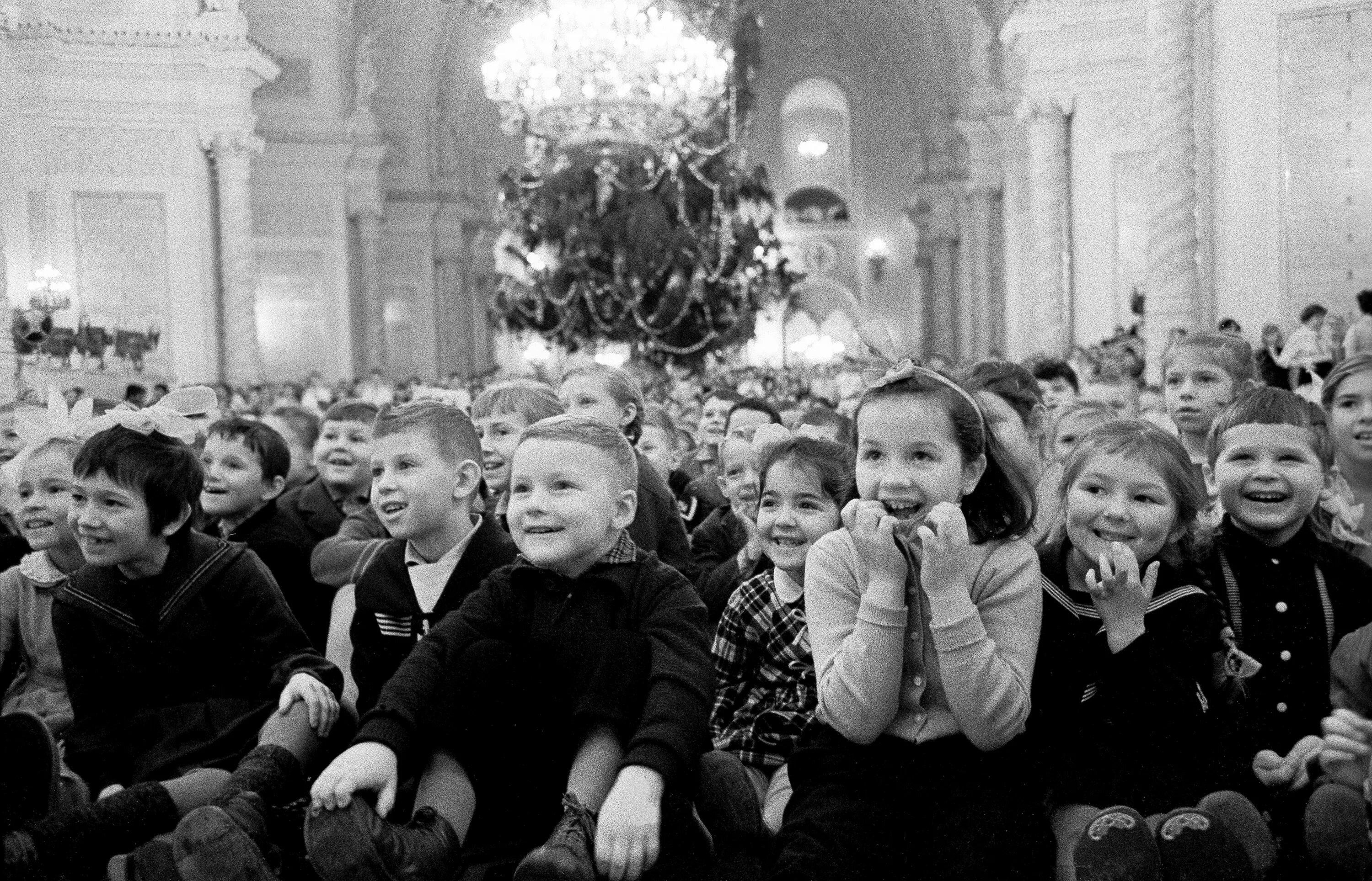 В стране х были проведены. Первая Кремлевская елка 1936. Первая Кремлевская елка 1954. Елка в Георгиевском зале Кремля в 1954 году. Новогодняя елка в Кремле 1954г.