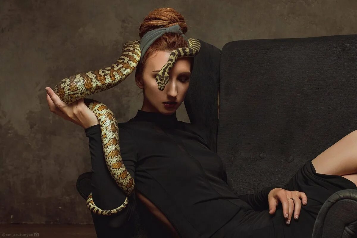 Рианна медуза Горгона. Девушка змея. Фотосессия со змеей. Красивые девушки со змеями.