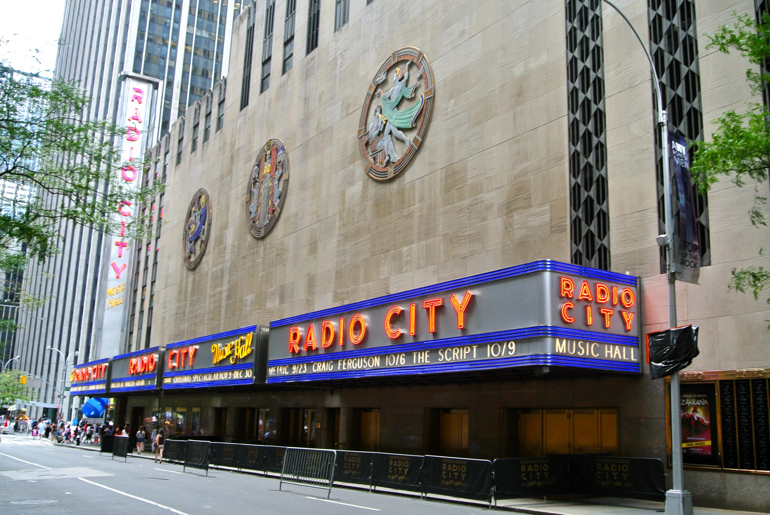 Радио-Сити-Мьюзик-Холл. Radio City Hall New York. Radio City Music Hall. Фасад радио Сити Мьюзик Холл Нью-Йорк.