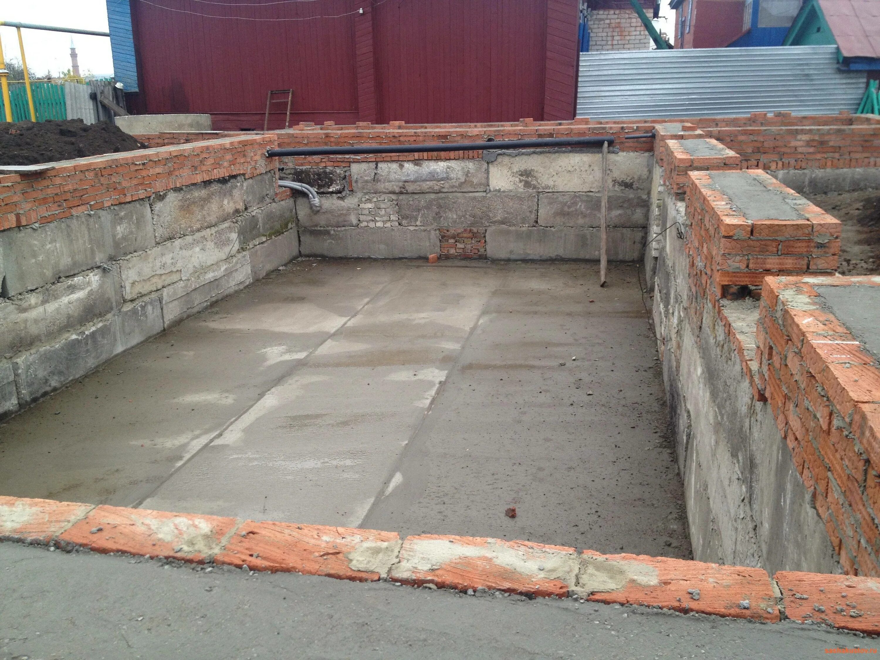 Заезд в цокольный гараж. Цоколь гараж. Одноэтажный дом с подземным гаражом. Дом с гаражом в цокольном этаже. Дом на склоне с гаражом.