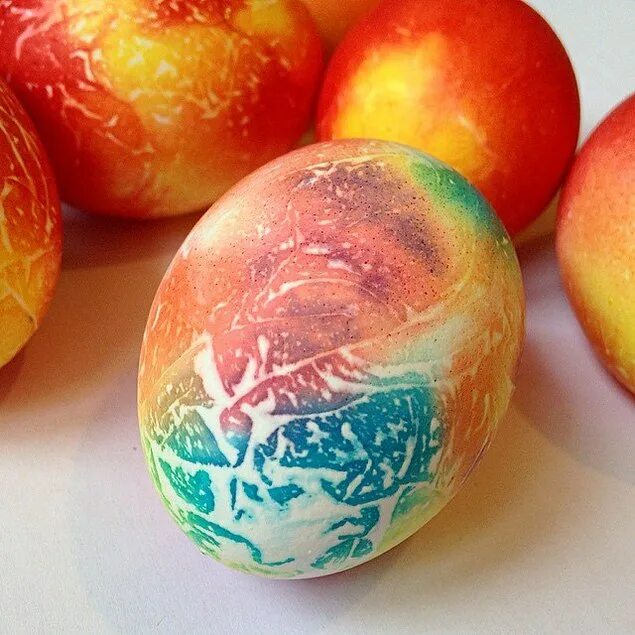 Способы окраски пасхальных яиц. Крашеные яйца на Пасху. Интересные способы окраски яиц. Краска для яиц на Пасху.